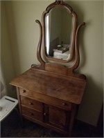 Beautiful antique commode w/mirror