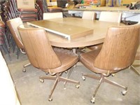 Kitchen Table w/(7) Rolling Chairs & Extra Leaf,