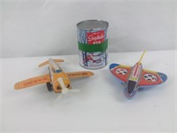 2 avions jouets miniatures dont Tin Toys Cessna