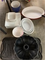 LARGE LOT OF KITCHEN / DISHES / BOWLS ETC