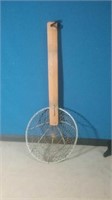 Deep fry basket remover with wooden handle