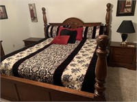 King size bed w/mattress, boxsprings & bedding