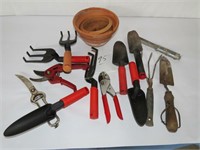 garden hand tools, mainly plastic