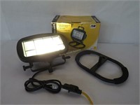 florescent worklight w stand, works, "as new"