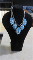 BEAUTIFUL TURQUOISE NECKLACE W/JEWELRY DISPLAY