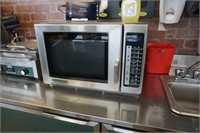 1x MenuMaster Commercial Microwave
