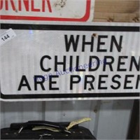 CHILDREN PRESENT -ALUMINUM SIGN