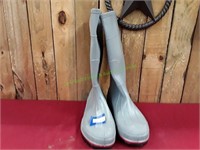 Size 7 Grey Rubber Boots