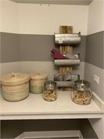 ASSORTED LAUNDRY ROOM DECO ITEMS