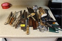 GROUPING OF KITCHEN KNIVES & WOODEN SPOONS