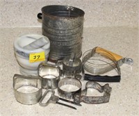 GROUPING OF COOKIE CUTTERS - MEASURING SIFTER