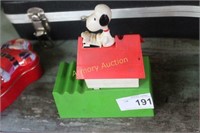 VINTAGE SNOOPY STAND