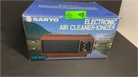 Like new! Sanyo electronic air cleaner-ionizer.