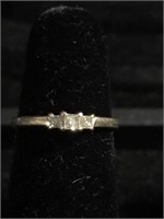10k yellow gold diamond ring Size 7 with three