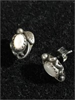 Sterling silver pierced earrings with opals 1.8g