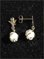 14k Yellow gold pierced earrings with dangling