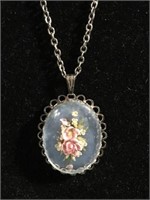 Vintage necklace with beautiful flower pendant