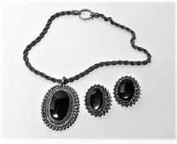 Elegante Black Stone Necklace and Earrings