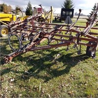 IH 45 18ft Folding Pull Type Field Cultivator