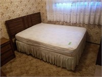 Queen Bed: Matress, Box Spring, And Frame, 73 x