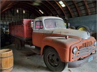 1952 IHC Grain Truck w/box & hoist
