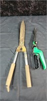 Pair of hand trimmers