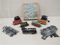 LIONEL 5 PC. TRAIN SET WITH OUTFIT NO. 232 BOX,