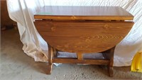 Extendable wooden coffee table.
34 in l x 22 in