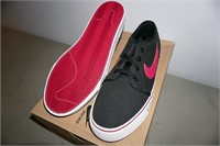 Nike Toki Low TXT Black & Fuchsia Sneakers