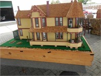 REPLICA MODEL PRITCHARD HOUSE ON Stand W/ACCESS