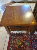 NICE WOOD SQUARE END TABLE