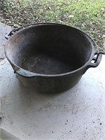 Wagner Dutch oven no lid.  Cast iron