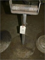Pipe stand with roller