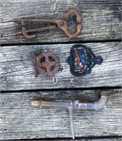 MISCELLANEOUS OLD METAL PIECES