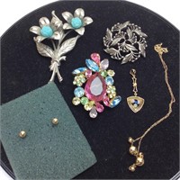 14KT GOLD NECKLACE & EARRINGS, 3 BROOCHES, 1 CHARM