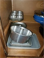CABINET OF MISC. PANS