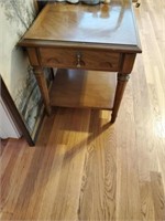 NICE ONE DRAWER END TABLE