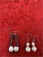 Lot of 2 pairs of pearl earrings           (I 99)