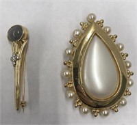 Lot of costume jewelry brooches