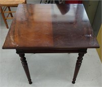 Wooden table sprndle legs approx 30" sqr.