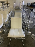 18 chaises en vinyles blanc Structube