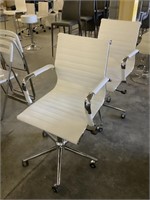 2 x fauteuils à roulettes design blanc Structube