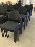 32 x chaises noires empilables