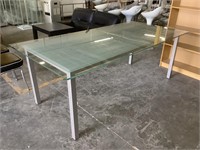 Table moderne à dessus de verre