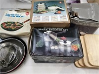 Box lot containing kitchen items