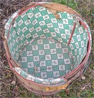 Bushel basket with liner