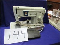 Singer Sewing Machine (Needs Needle)