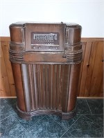Antique Philco Radio Powers On  25x13x41