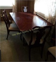 Dining Room Table w/6 Chairs & 2 Leaves-Very Nice