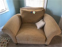 HUGE OVERSIZED CHAIR GREAT CONDITION